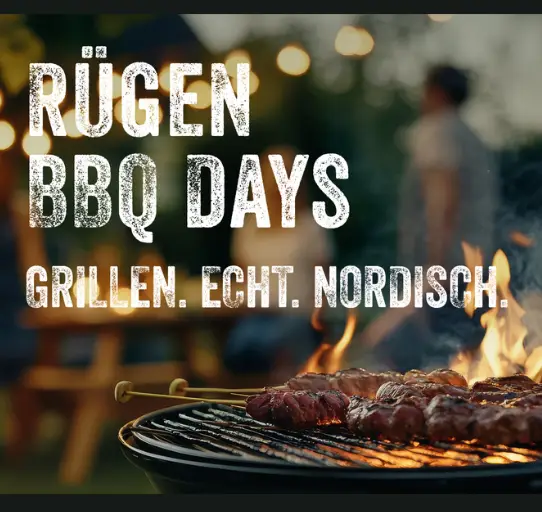 Ein Grill mit aufgespießtem Fleisch steht im Mittelpunkt, während Menschen an einem Picknicktisch in einer festlichen Umgebung im Freien sitzen. In fetter weißer Schrift steht: Rügen BBQ Days | Grillkurs Premium Spezial mit BBQ-Weltmeister Marco Greulich.