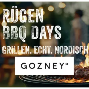 Ein Grill kocht Essen über Flammen; im Hintergrund erscheinen unscharfe Menschen und Lichter. Der Text lautet: Rügener BBQ-Tage | Gozney Pizza Workshop. Grillen. Echt. Nordisch. mit einem Gozney-Logo darunter.