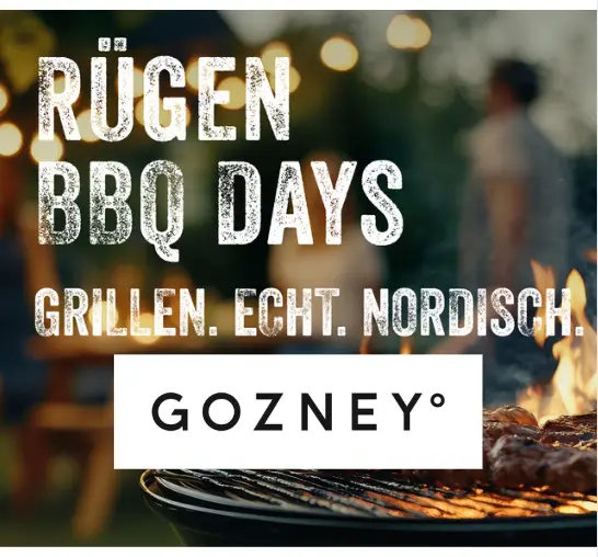 Ein Grill kocht Essen über Flammen; im Hintergrund erscheinen unscharfe Menschen und Lichter. Der Text lautet: Rügener BBQ-Tage | Gozney Pizza Workshop. Grillen. Echt. Nordisch. mit einem Gozney-Logo darunter.
