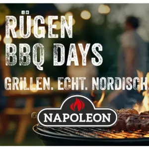 Ein Napoleon-Grill, auf dem Fleisch im Freien gegrillt wird, ist im Vordergrund zu sehen, die Menschen im Hintergrund sind unscharf. Der Text lautet: Rügener BBQ-Tage | Napoleon Werkstatt. Grillen. Echt. Nordisch. Das Napoleon Grill-Logo ist ebenfalls zu sehen.