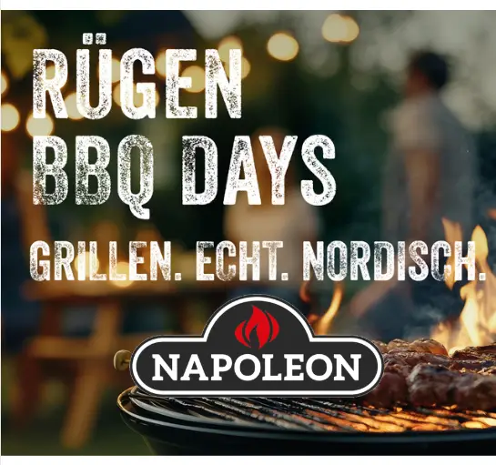 Ein Napoleon-Grill, auf dem Fleisch im Freien gegrillt wird, ist im Vordergrund zu sehen, die Menschen im Hintergrund sind unscharf. Der Text lautet: Rügener BBQ-Tage | Napoleon Werkstatt. Grillen. Echt. Nordisch. Das Napoleon Grill-Logo ist ebenfalls zu sehen.