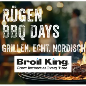 Ein Grill mit Fleisch, das bei Sonnenuntergang im Freien gegrillt wird. Überlagerter Text: Rügener BBQ-Tage | BroilKing Workshop - Grillen. Echt. Nordisch. Darunter das Broil King Logo und der Slogan "Great Barbecues Every Time.
