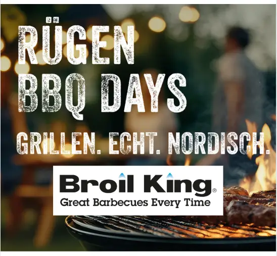 Ein Grill mit Fleisch, das bei Sonnenuntergang im Freien gegrillt wird. Überlagerter Text: Rügener BBQ-Tage | BroilKing Workshop - Grillen. Echt. Nordisch. Darunter das Broil King Logo und der Slogan "Great Barbecues Every Time.
