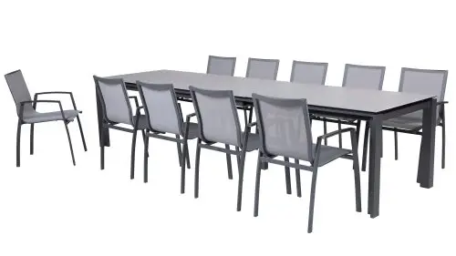 Das Tosca Stapelstuhl-Set besteht aus zehn grauen Stühlen, die sich um einen großen rechteckigen Tisch gruppieren, der ideal zum Essen oder für Besprechungen ist.