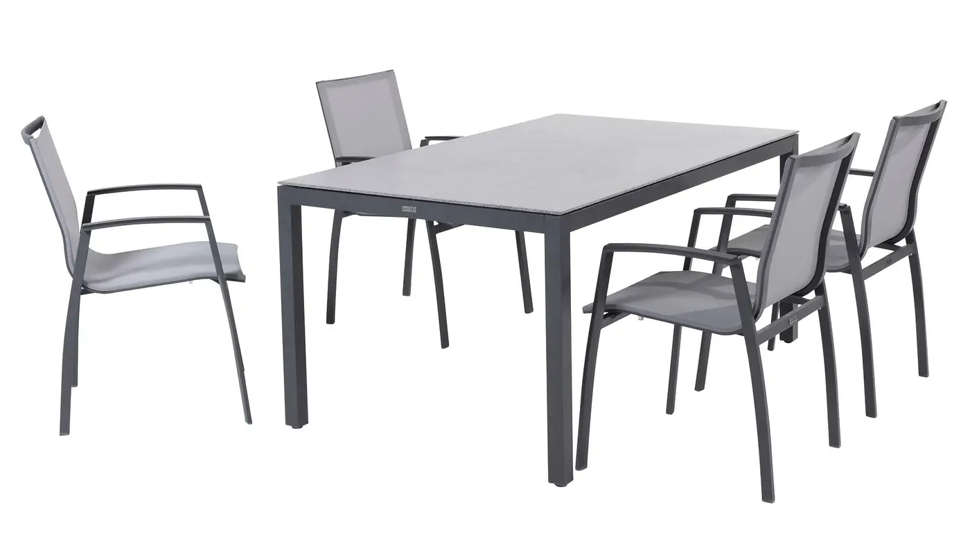 Rechteckiger Tisch mit grauer Platte und schwarzem Gestell, umgeben von vier Tosca Stapelstühlen in Grau und Schwarz.