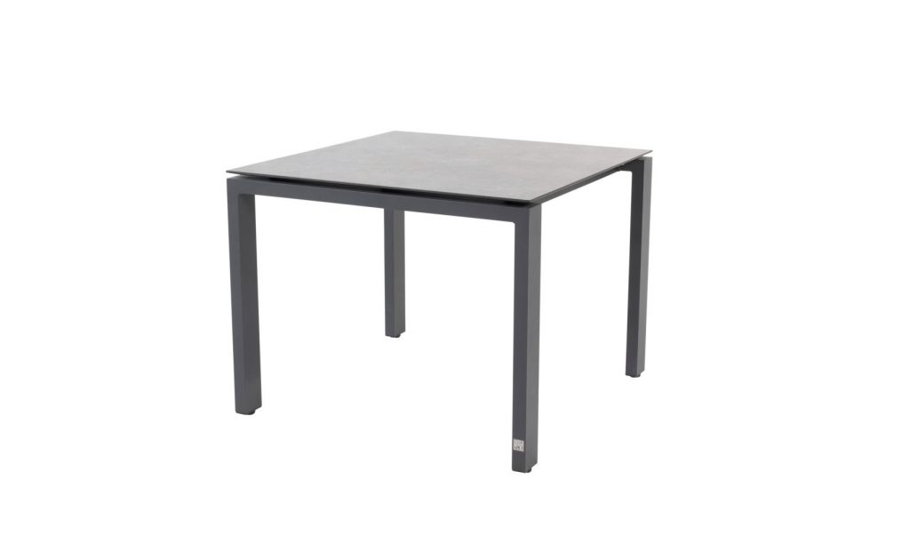 Goa Dining Tisch 95x95cm: ein quadratischer schwarzer Tisch mit vier geraden Beinen auf weißem Grund.