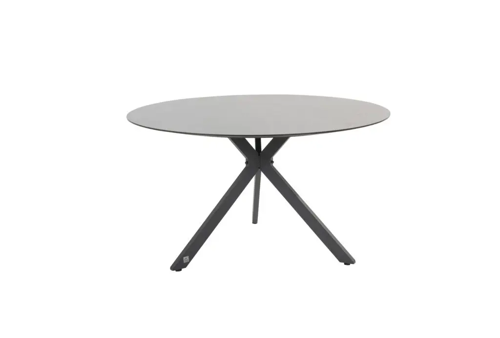 Der Locarno Dining Tisch hat eine dünne, flache, runde Platte und drei kantige, schwarze Metallbeine in Dreibeinoptik.