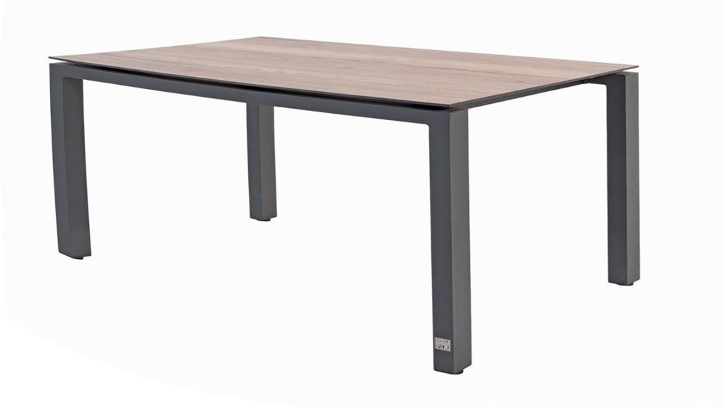 Der Ausziehtisch Holzoptik ist ein moderner rechteckiger Tisch mit einer Platte aus hellem Holz und schwarzen Metallbeinen.