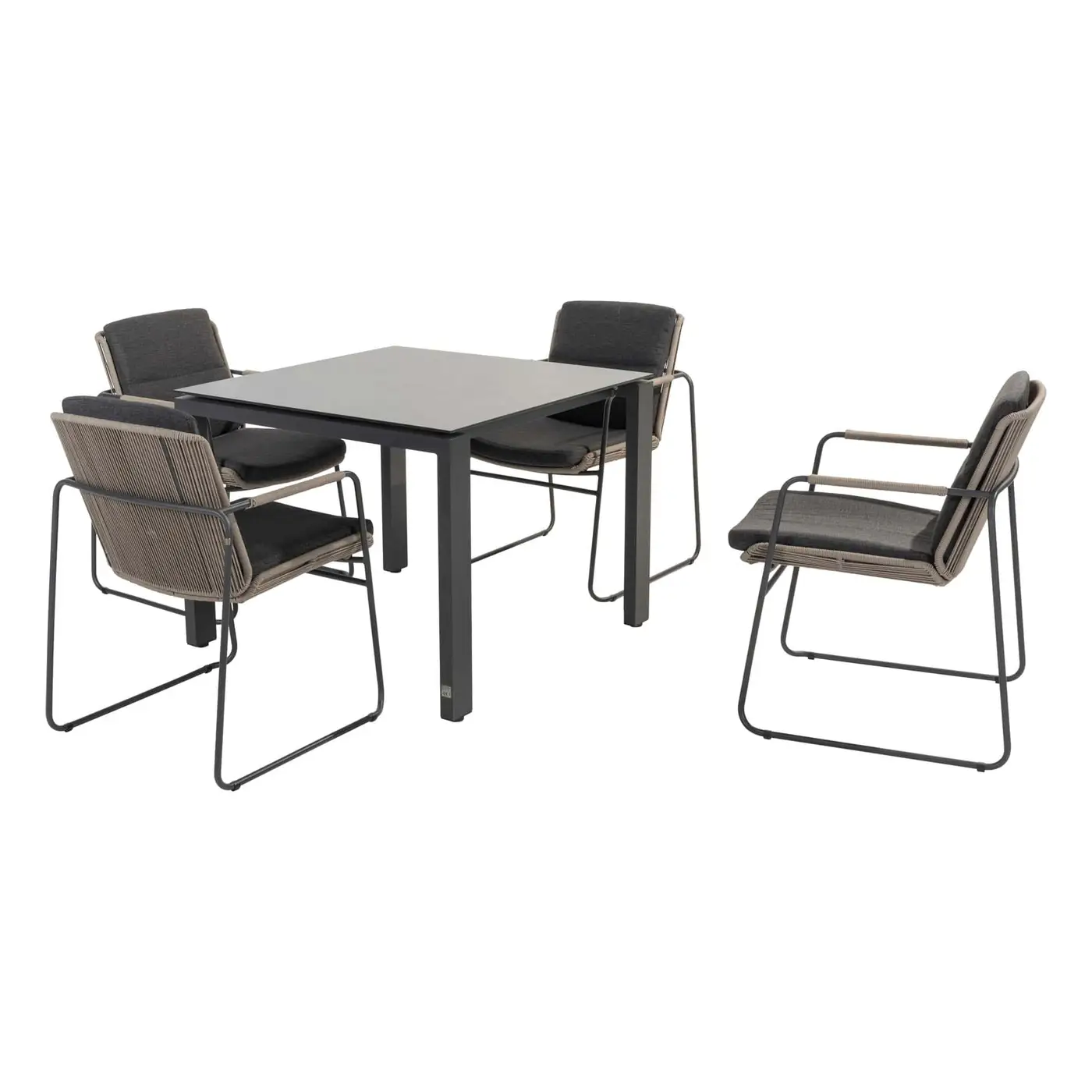 Goa Dining Tisch: Quadratischer schwarzer Tisch mit 4 gepolsterten Stühlen mit Holzrücken und schwarzem Metallgestell.