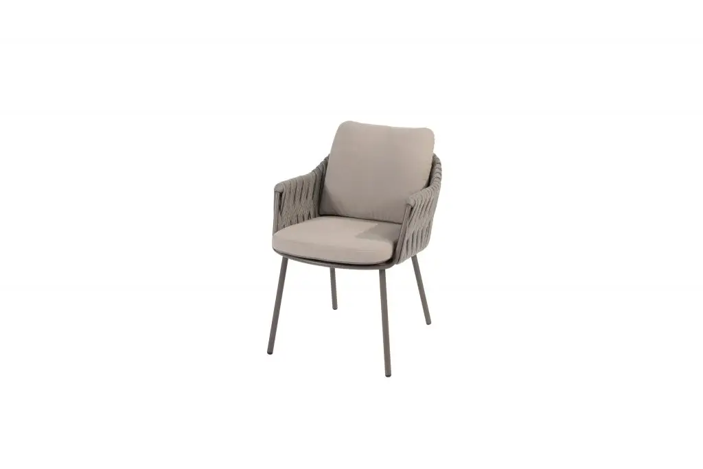 Cannes Dining Stuhl: Beige gepolsterter Stuhl mit geflochtenen Armlehnen und Metallbeinen auf weißem Hintergrund.