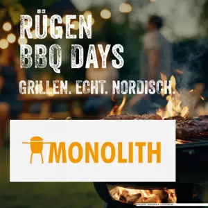 Rügener BBQ-Tage | Monolith Workshop: BBQ-Grillen mit Essen im Freien, "Grillen. Echt. Nordisch." im Vordergrund.