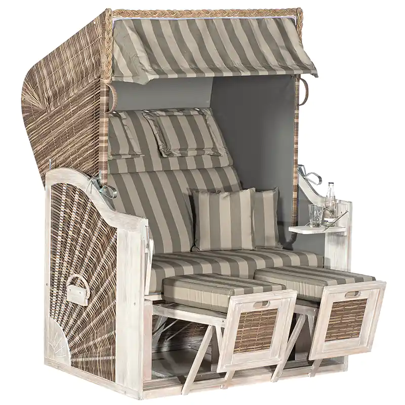 Garten-Strandkorb RUSTIKAL 285 Z SUN: Strandkorb mit Sonnendach, gestreiften Kissen, Fußstützen und seitlichen Ablagen.