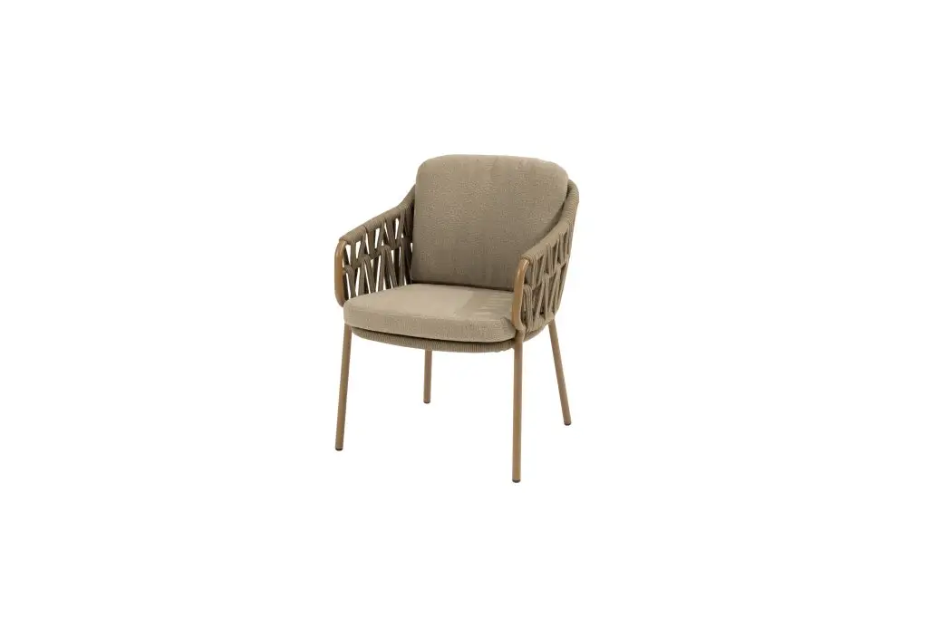 Biarritz Dining Stuhl: Beige gepolsterter Sessel mit geflochtenen Seiten und schlanken Beinen, isoliert auf weißem Hintergrund.