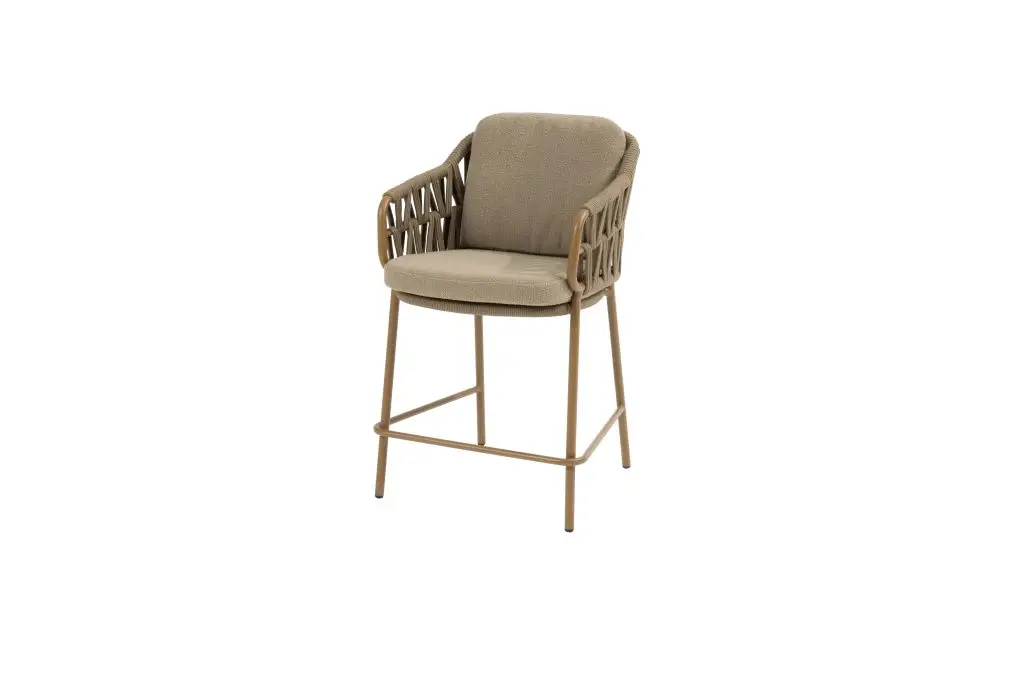 Biarritz High Dining Stuhl: brauner gepolsterter Stuhl mit geflochtenen Armlehnen und Metallbeinen auf weißem Grund.