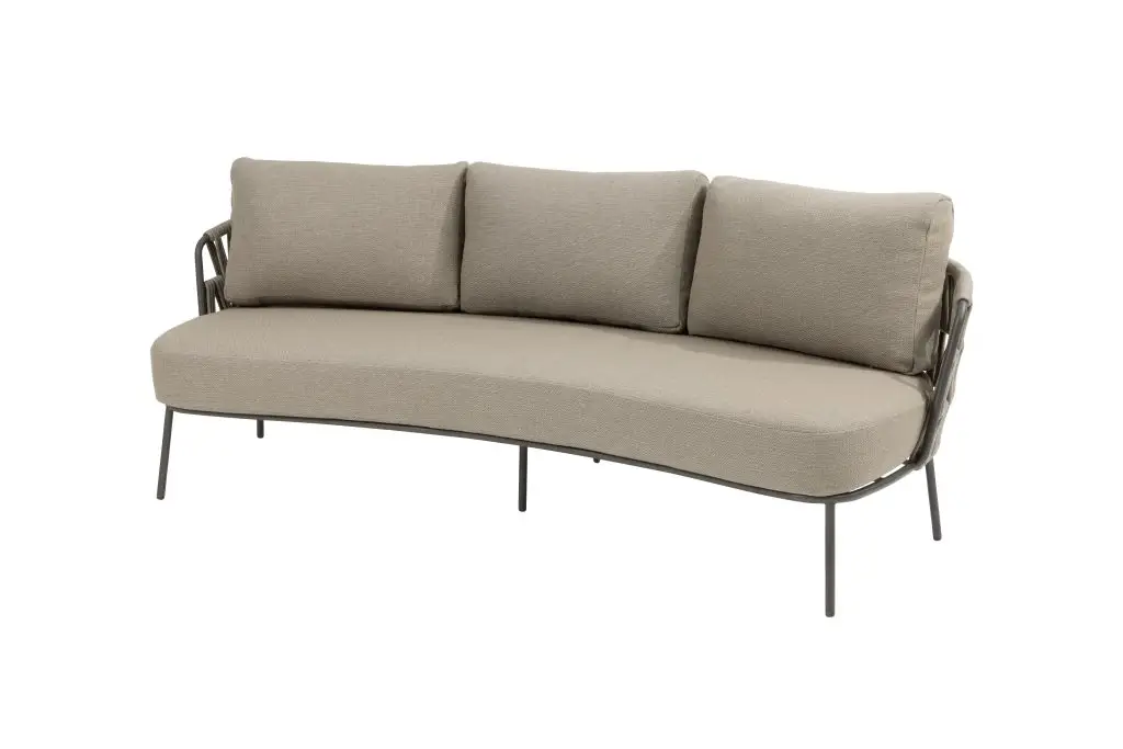 Mallorca Low Dining Sessel, geschwungenes beiges Sofa mit drei Rückenkissen und schlanken Metallbeinen auf weißem Hintergrund.