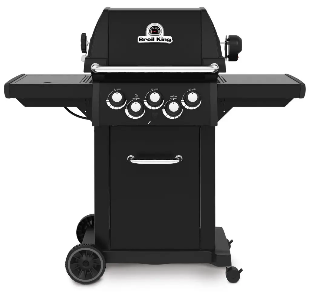 Der Royal™ 390 Shadow ist ein schwarzer Broil King Gasgrill mit vier Drehknöpfen, Seitenablagen und Rädern unten links.