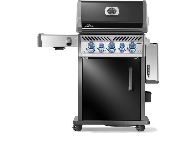 Der Napoleon Rogue® PRO-S 425 BLACK ist ein Gasgrill aus rostfreiem Stahl und schwarzer Farbe mit vier Knöpfen, Seitenbrenner und Ablagefach.