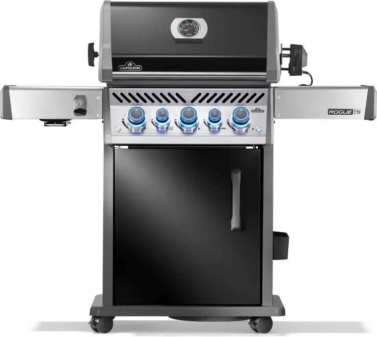 Napoleon Rogue® PRO-S 425 BLACK: Gasgrill in Schwarz/Edelstahl mit vier blau beleuchteten Knöpfen, Seitenablagen und Unterschrank.