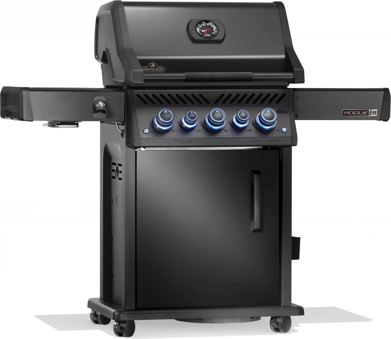 Napoleon Phantom™ Rogue® PRO-S 425: Eleganter schwarzer Gasgrill mit 4 blau beleuchteten Knöpfen, Seitenablagen, Messgerät und Ablagefach.