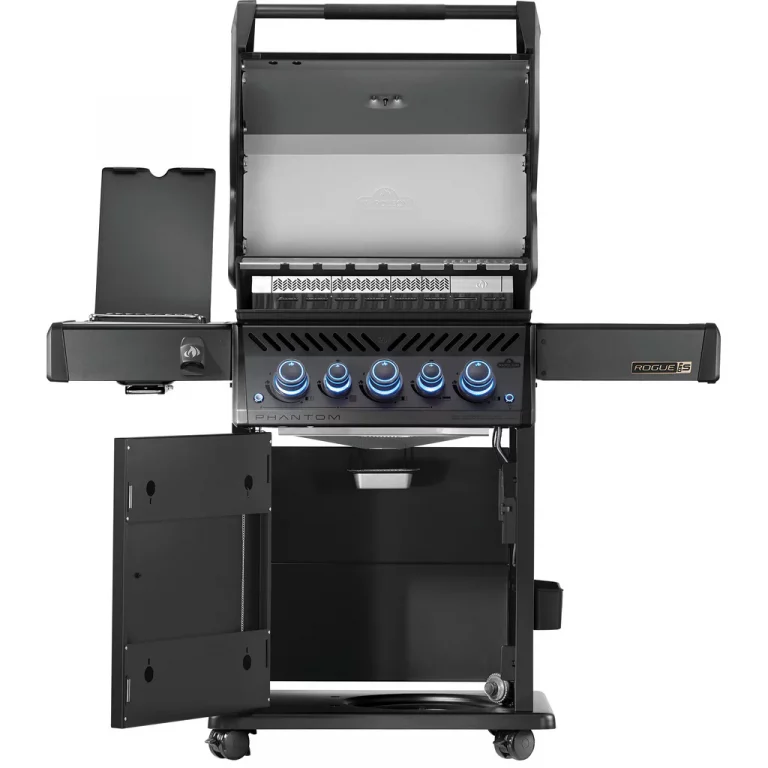Der Napoleon Phantom™ Rogue® PRO-S 425 ist ein schwarzer Gasgrill mit vier blauen Knöpfen, offenem Deckel, Seitenbrenner und offener Gehäusetür.