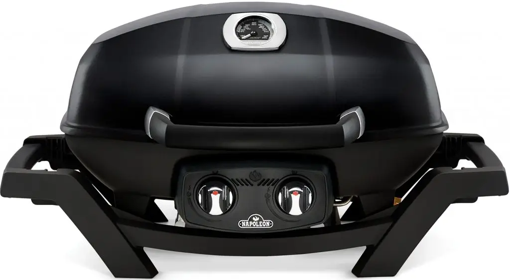 Napoleon TravelQ™ PRO 285 inklusive Zubehörpaket, schwarzer tragbarer Gasgrill mit Doppelknöpfen, Deckelthermometer, Frontansicht.