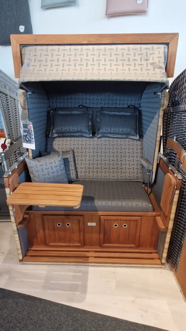Strandkorb Präsident Teak - Musterabverkauf: Strandkorb mit Kissen, Baldachin, Beistelltisch & Aufbewahrungsschubladen. Gartenmöbel und Grills kaufen in Rostock, Mecklenburg-Vorpommern.