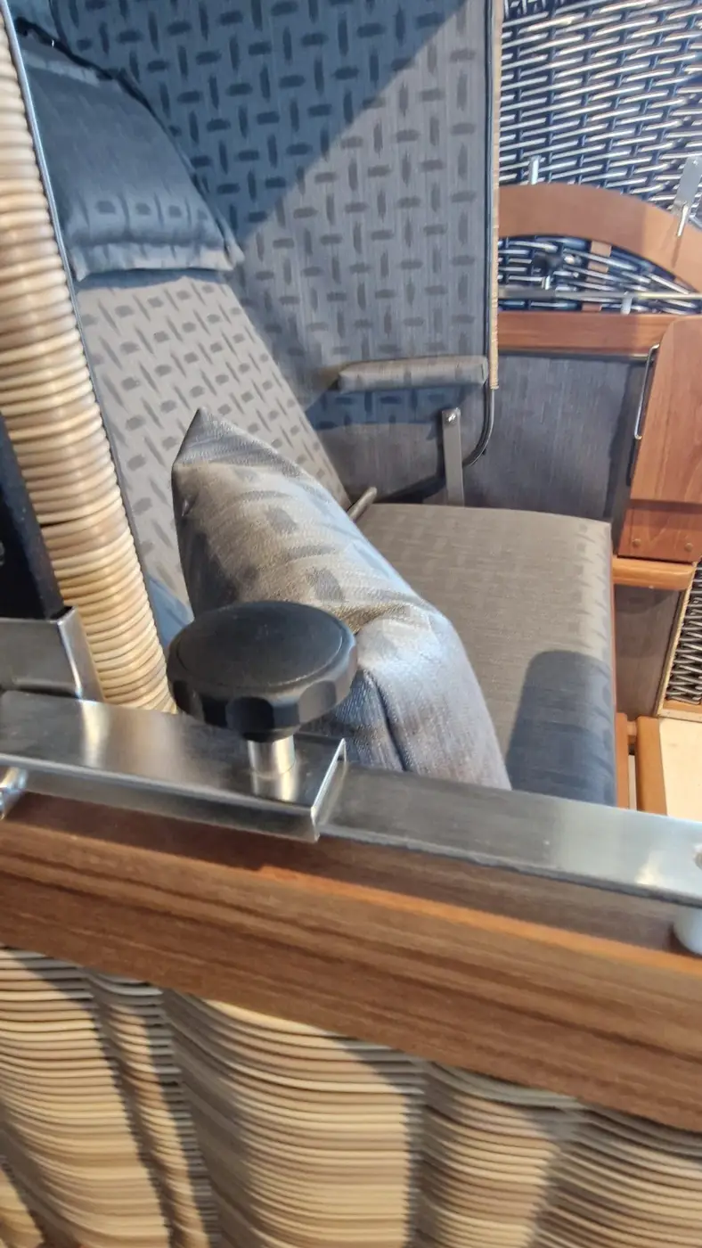 Nahaufnahme von Strandkorb Präsident Teak - Musterabverkauf: modernes graues Kissen mit Teak-Akzenten. Gartenmöbel und Grills kaufen in Rostock, Mecklenburg-Vorpommern.