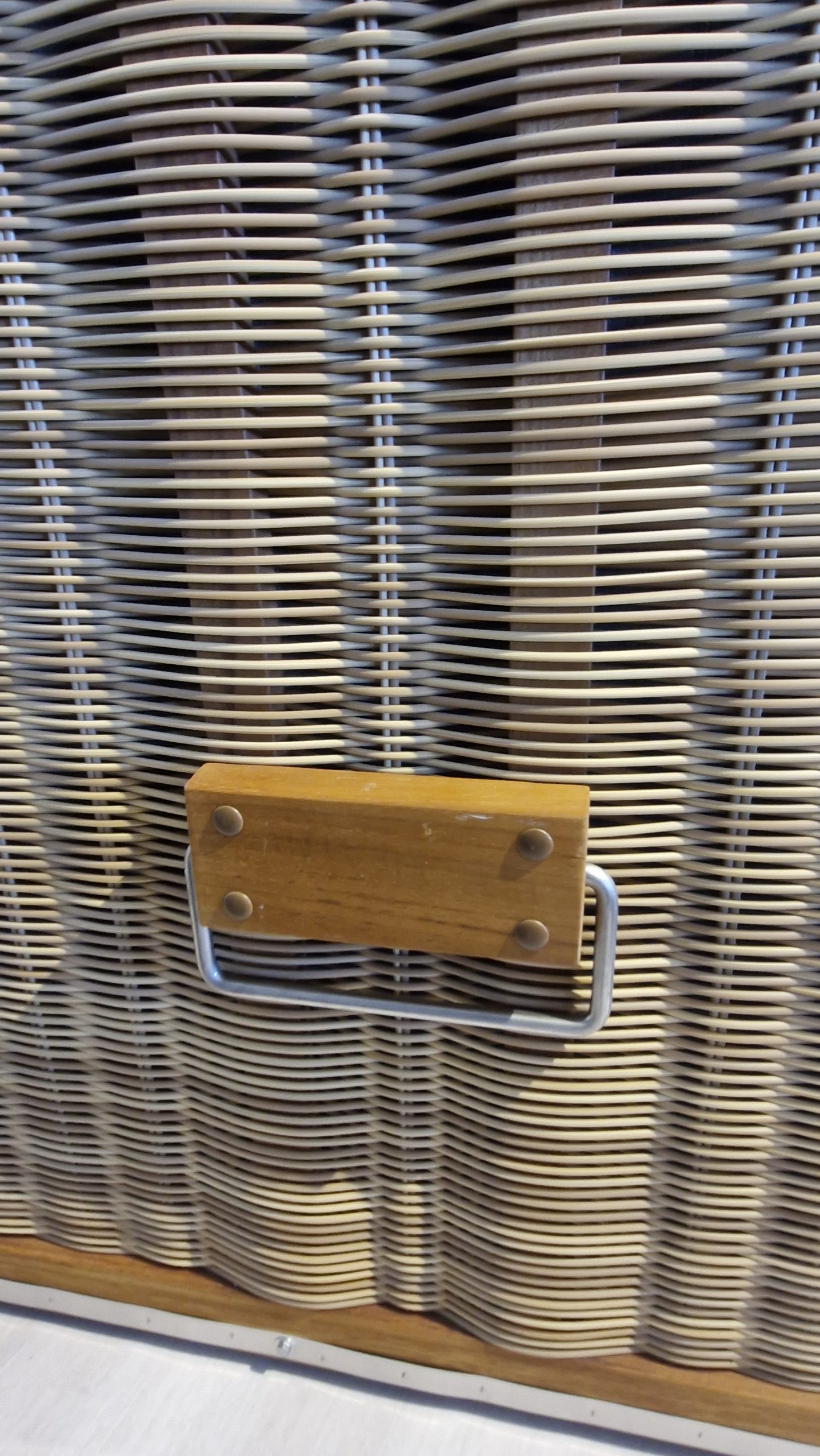 Holz-/Metallgriffe an der gewellten Oberfläche des Strandkorbs Präsident Teak - Musterabverkauf. Gartenmöbel und Grills kaufen in Rostock, Mecklenburg-Vorpommern.