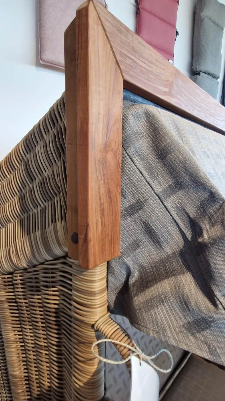 Nahaufnahme eines Strandkorbs Präsident Teak - Musterabverkauf mit grauem Stoff und Kissen im Hintergrund. Gartenmöbel und Grills kaufen in Rostock, Mecklenburg-Vorpommern.