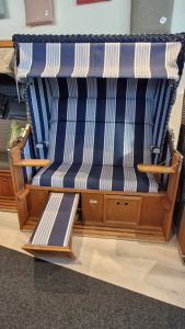 Ein Strandkorb Classic XL - Musterabverkauf mit blau-weißen Streifen, Verdeck und Fußstütze war in unserer Ausstellung. Gartenmöbel und Grills kaufen in Rostock, Mecklenburg-Vorpommern.