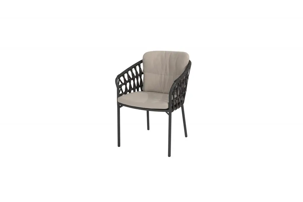 Der Albareto Dining Stuhl zeichnet sich durch ein schwarzes Geflecht und eine beige gepolsterte Sitzfläche aus, die auf einem weißen Hintergrund abgebildet ist. Gartenmöbel und Grills kaufen in Rostock, Mecklenburg-Vorpommern.