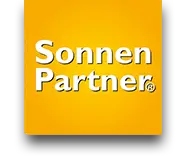 Gelbes Quadrat mit zentriertem, schraffiertem Sonnen Partner® Text. Ideal für die Werbung für Strandkorb Konsul - Musterabverkauf. Gartenmöbel und Grills kaufen in Rostock, Mecklenburg-Vorpommern.