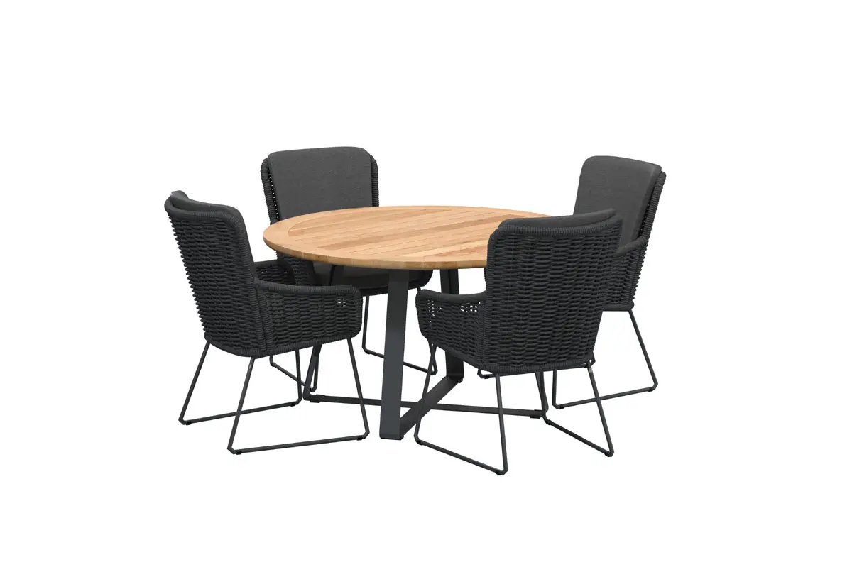 Runder Holztisch mit vier schwarzen Wing Dining Stuhl Stühlen, Armlehnen, dunkle Kissen, auf weißem Hintergrund. Gartenmöbel und Grills kaufen in Rostock, Mecklenburg-Vorpommern.