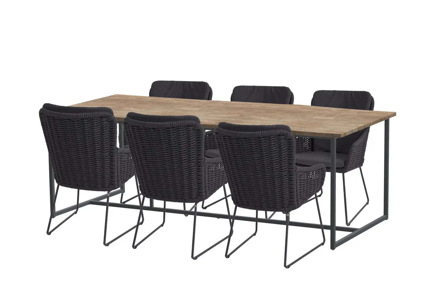 Rechteckiger Esstisch aus Holz mit sechs Wing Dining Stuhl Stühlen, schwarzes Geflecht und Metallrahmen, isoliert auf weiß. Gartenmöbel und Grills kaufen in Rostock, Mecklenburg-Vorpommern.