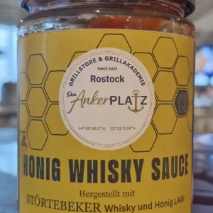 Ein Glas Honig Whisky Sauce mit einem gelben Etikett steht auf einer Theke im Haus. Gartenmöbel und Grills kaufen in Rostock, Mecklenburg-Vorpommern.