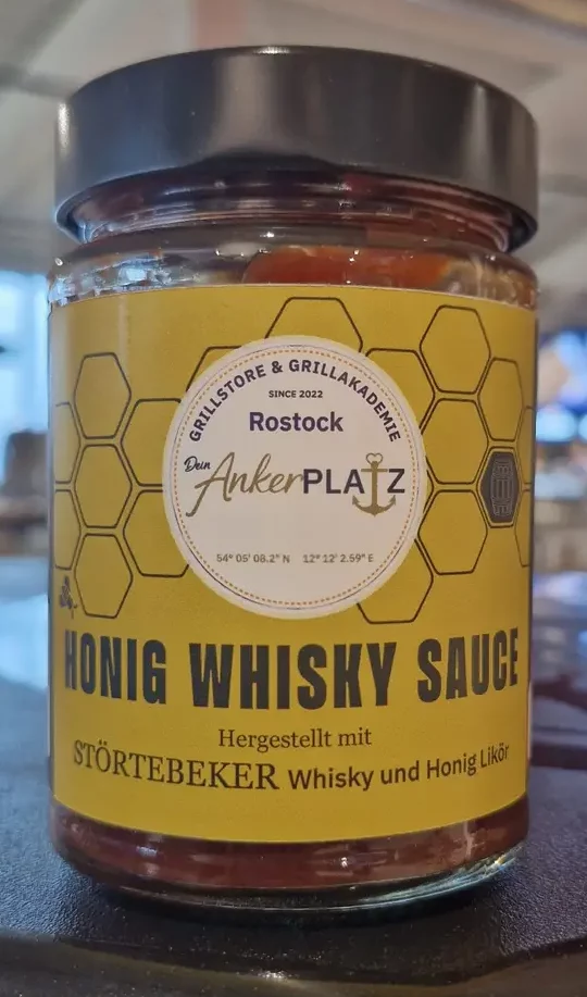 Ein Glas Honig Whisky Sauce mit einem gelben Etikett steht auf einer Theke im Haus. Gartenmöbel und Grills kaufen in Rostock, Mecklenburg-Vorpommern.
