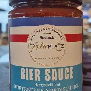 Ein Glas Bier Sauce mit blau-weiß-rotem Etikett steht neben der Honig Whisky Sauce (Kopie) auf der Ladentheke. Gartenmöbel und Grills kaufen in Rostock, Mecklenburg-Vorpommern.