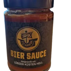 Ein Glas mit Biersauce | mit LÜBZER KÜSTEN HELL, mit dunkelblauem Deckel und einem Etikett mit einem Schiffslogo. Gartenmöbel und Grills kaufen in Rostock, Mecklenburg-Vorpommern.