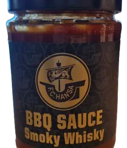 Ein Glas mit BBQ-Sauce | Rauchiger Whisky mit einem schwarzen Etikett, auf dem ein goldenes Logo und ein goldener Schriftzug zu sehen sind. Gartenmöbel und Grills kaufen in Rostock, Mecklenburg-Vorpommern.