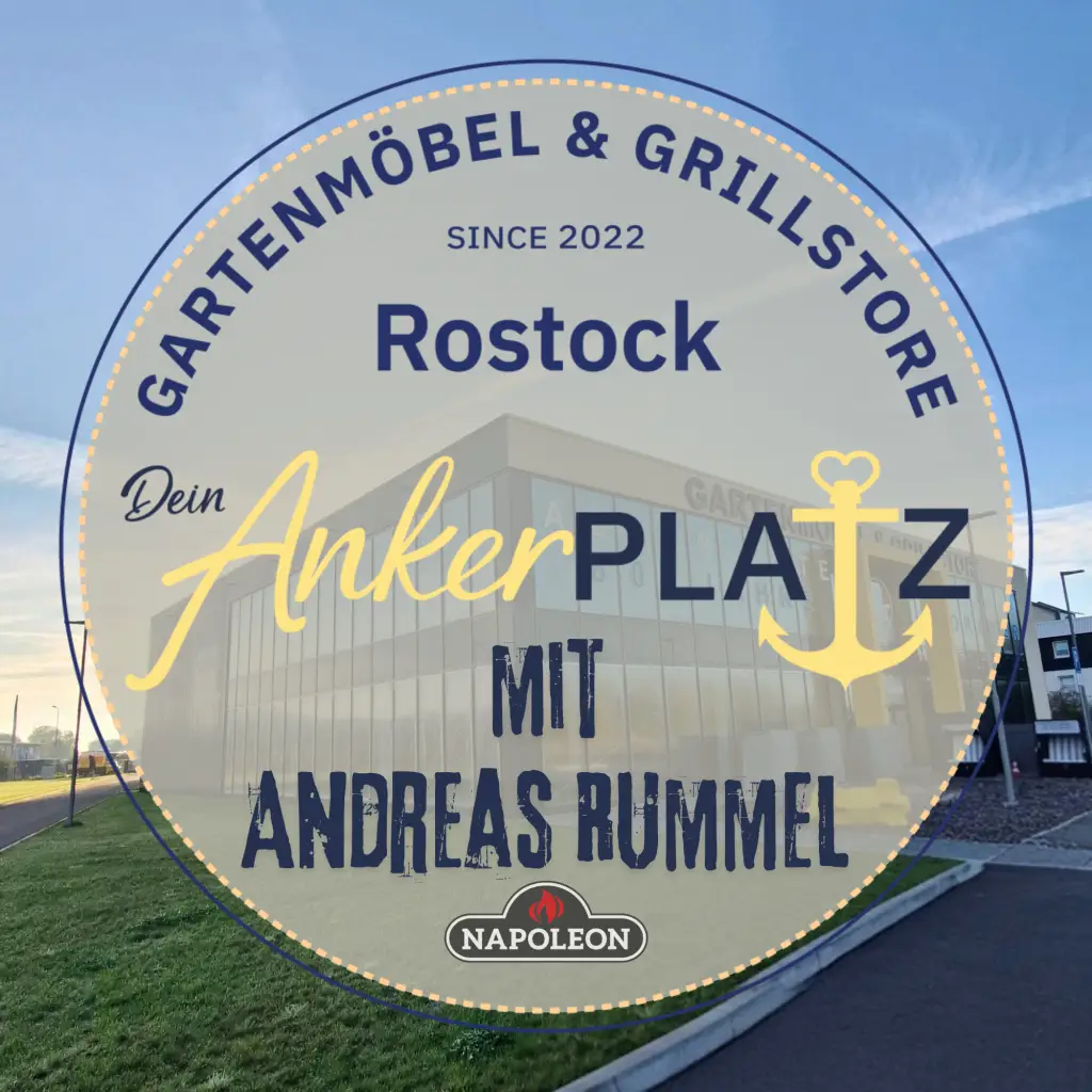 Rundes Schild für den Grillkurs Premium Spezial mit dem Grillexperten Andreas Rummel, verziert mit einer Anker-Grafik. Gartenmöbel und Grills kaufen in Rostock, Mecklenburg-Vorpommern.